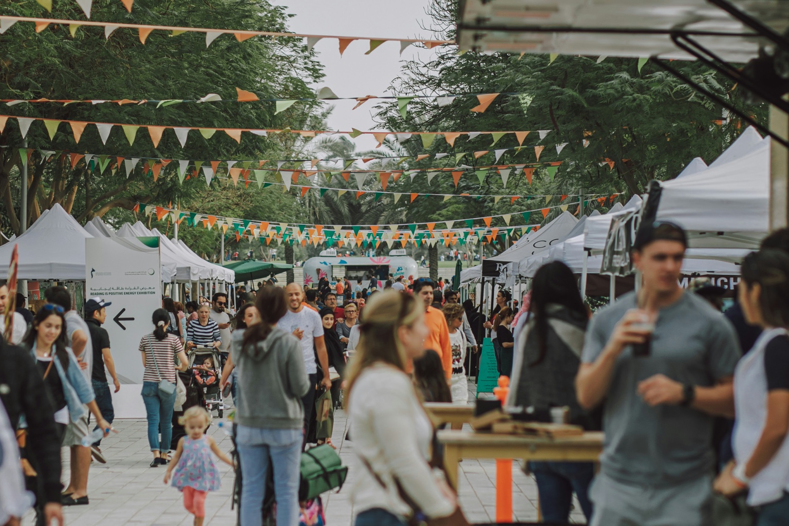 Bezoekers genieten samen van een levendig evenement